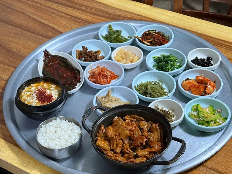 푸짐한 반찬과 알탕