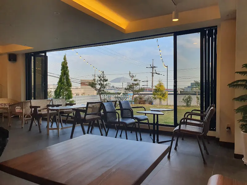 카페 내부 전경