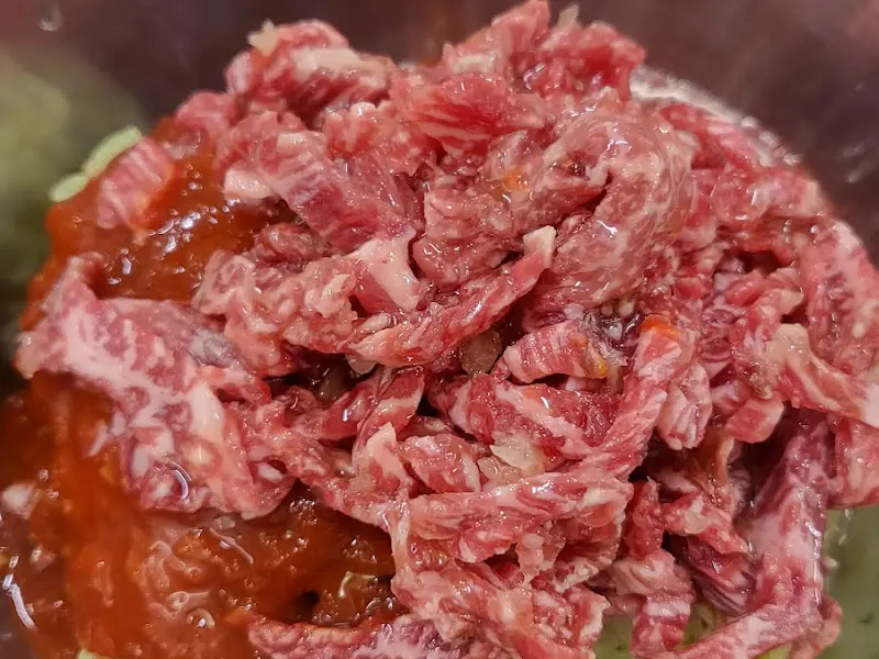 신선한 육회가 듬뿍 올려진 육회냉면