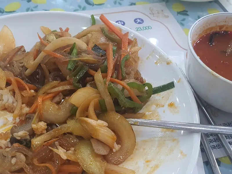 채소가 듬뿍 들어간 촉촉한 유산슬밥