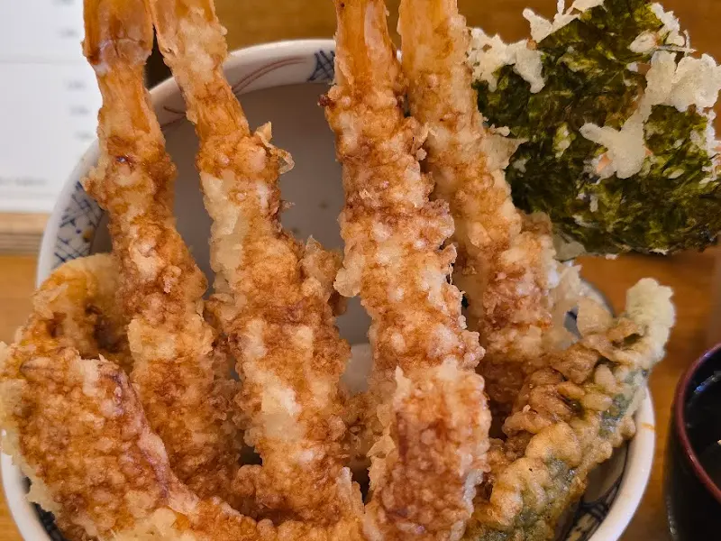 바삭함이 느껴지는 튀김의 클로즈업