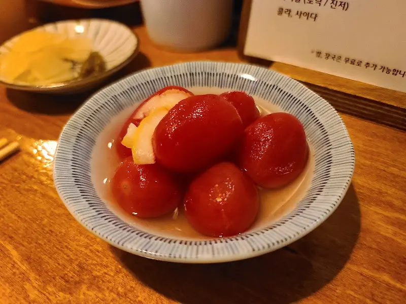 토마토 절임과 텐동의 조화로운 모습