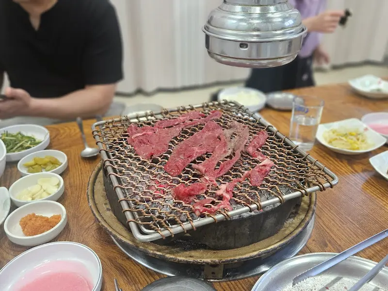 얇게 썰린 광양불고기가 석쇠 위에서 익어가는 모습