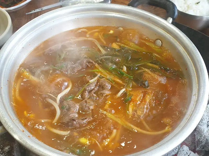 김칫국에 파김치를 넣어 끓이는 모습