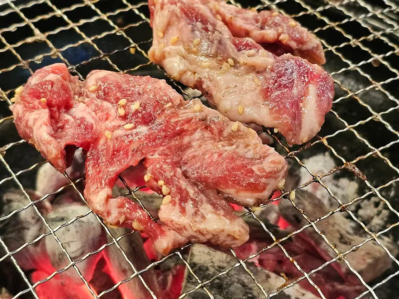 숯불 위에서 노릇노릇 익어가는 양념 갈비