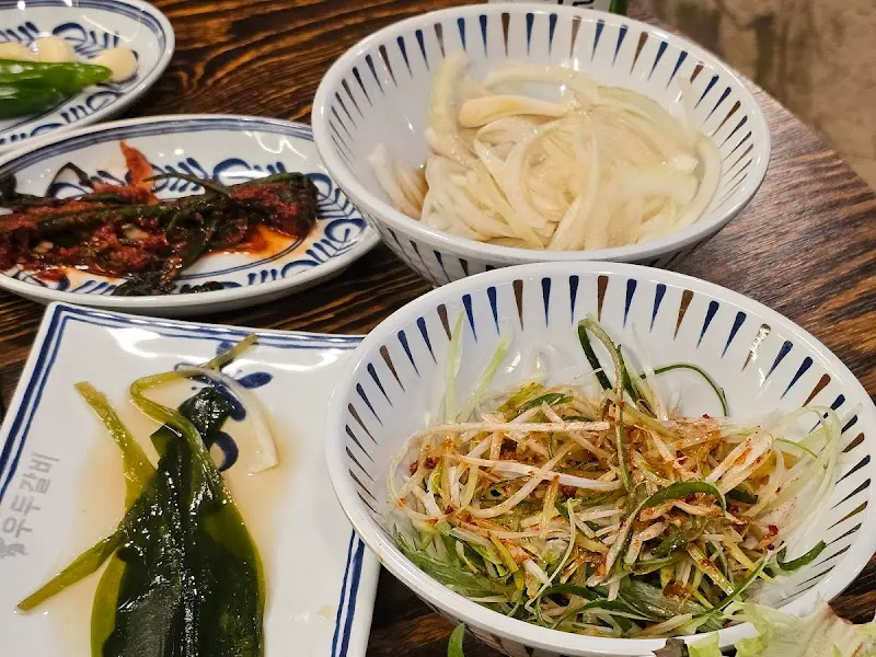 우두갈비의 다양한 밑반찬