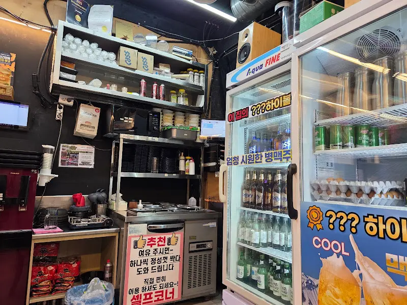 깔끔하게 정리된 음식점 내부