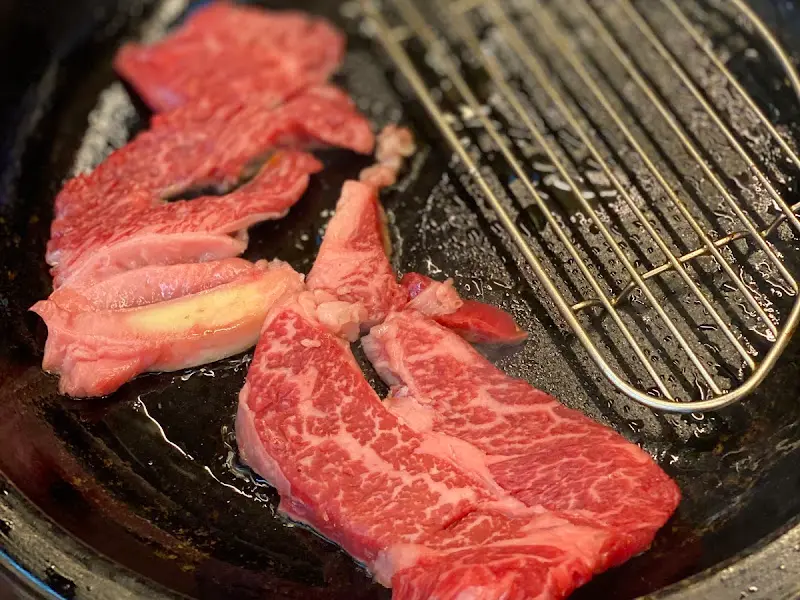 불판 위에서 익어가는 한우