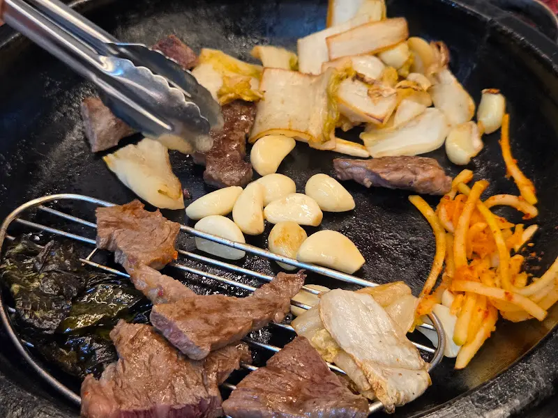 불판 위에서 구워지고 있는 고기