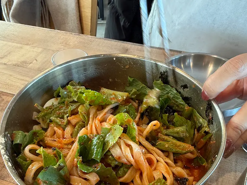 비빔국수 비비는 모습
