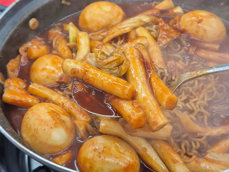 즉석 떡볶이와 각종 사리