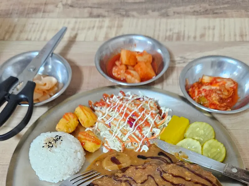 돈가스 한 상 차림