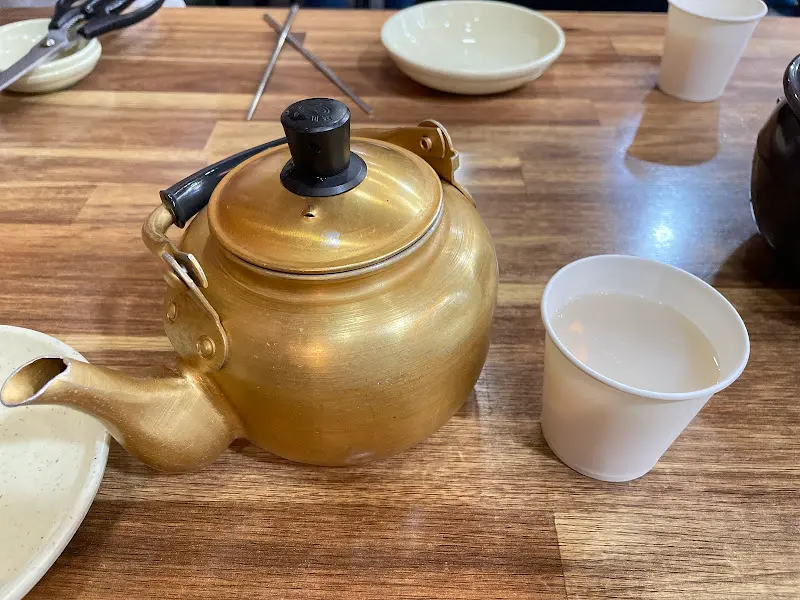 따뜻한 육수가 담긴 주전자