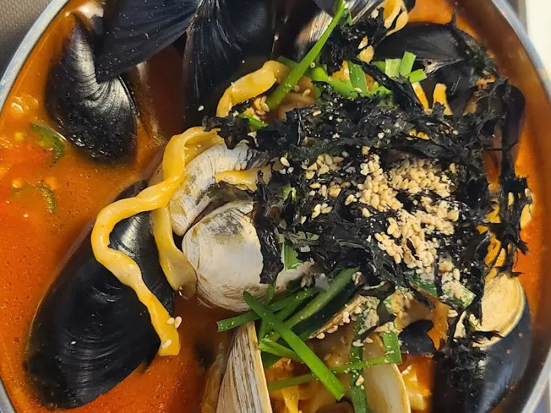 얼큰 조개 칼국수