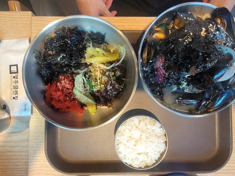 조개 칼국수와 비빔밥 세트