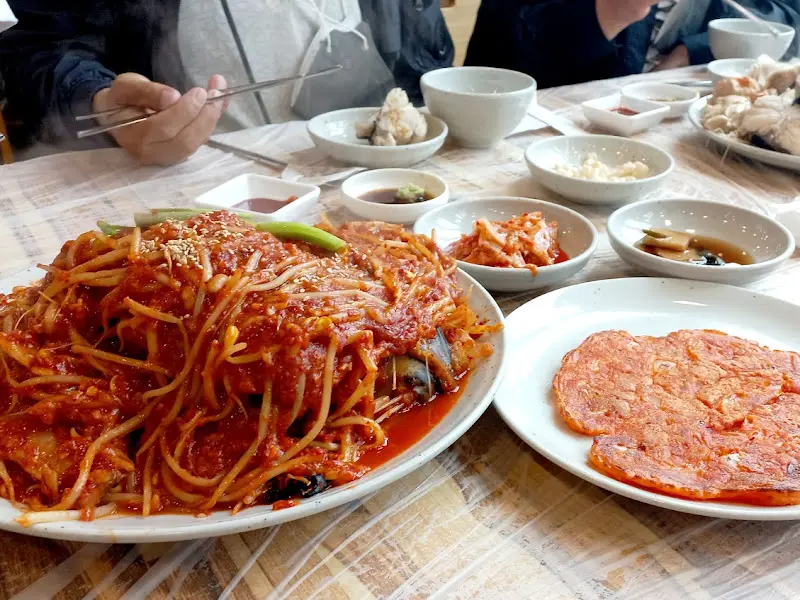 기본 반찬과 꽃게찜