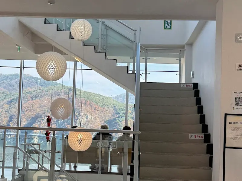 그랑게 카페 내부 계단