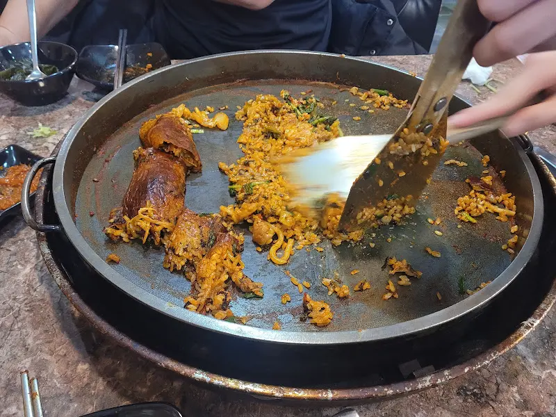 볶음밥을 만드는 모습