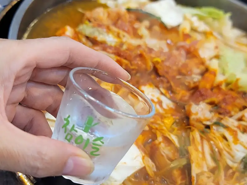 닭갈비와 함께 즐기는 술 한 잔