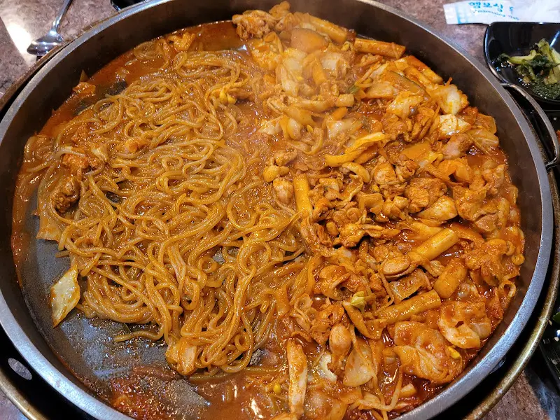 닭갈비와 쫄면 사리가 푸짐하게 담긴 불판