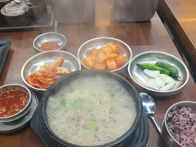 순댓국과 함께 나오는 정갈한 밑반찬들