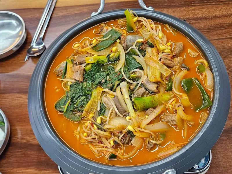 뜨끈한 국물이 일품인 순댓국