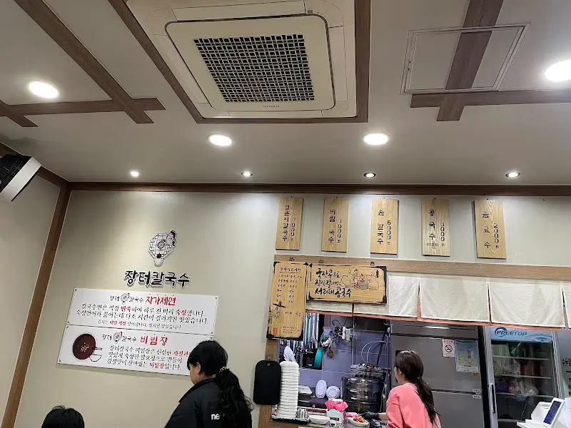 장터칼국수 내부
