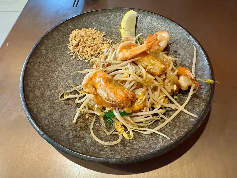 탱글한 새우와 쫄깃한 면발이 환상적인 팟타이꿍