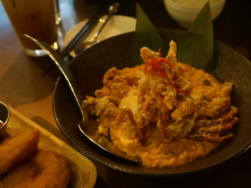 부드러운 커리와 바삭한 소프트쉘 크랩의 만남, 뿌님팟퐁가리