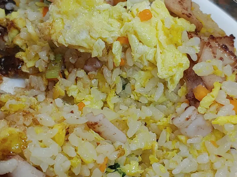 고슬고슬하게 볶아진 밥알과 신선한 해산물의 조화