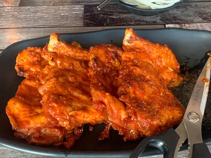 붉은 양념이 매력적인 닭갈비