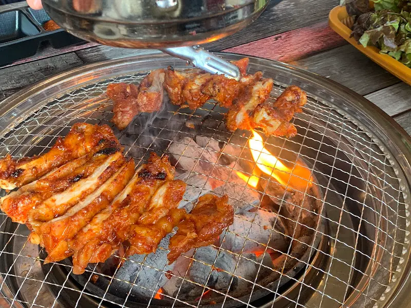 숯불닭갈비 굽는 모습