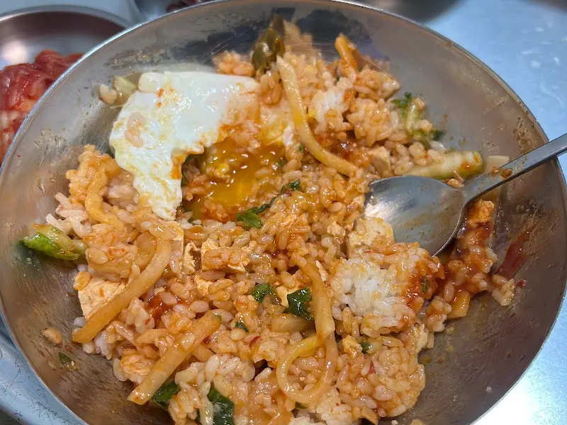 고추장 듬뿍 넣어 비빈 비빔밥