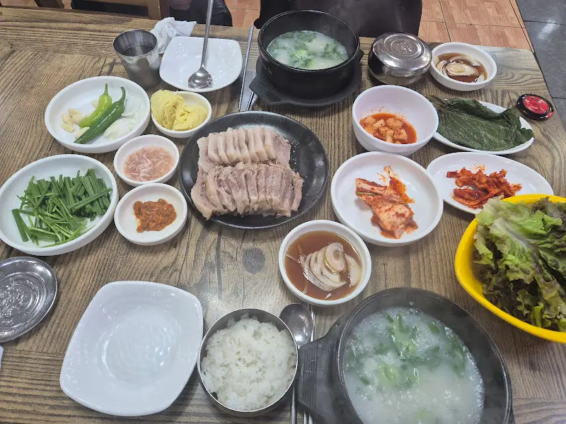 수육 정식 한 상 차림