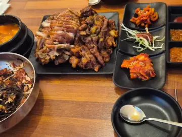 혼밥러의 성지 등극! 깔끔한 분위기의 인천 족발 맛집 정복기