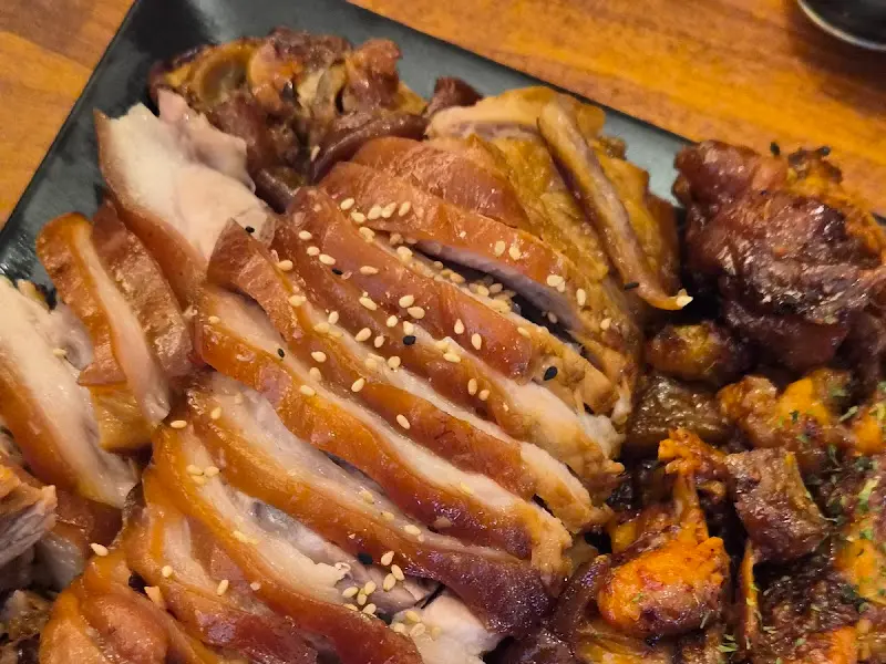 윤기가 좔좔 흐르는 족발