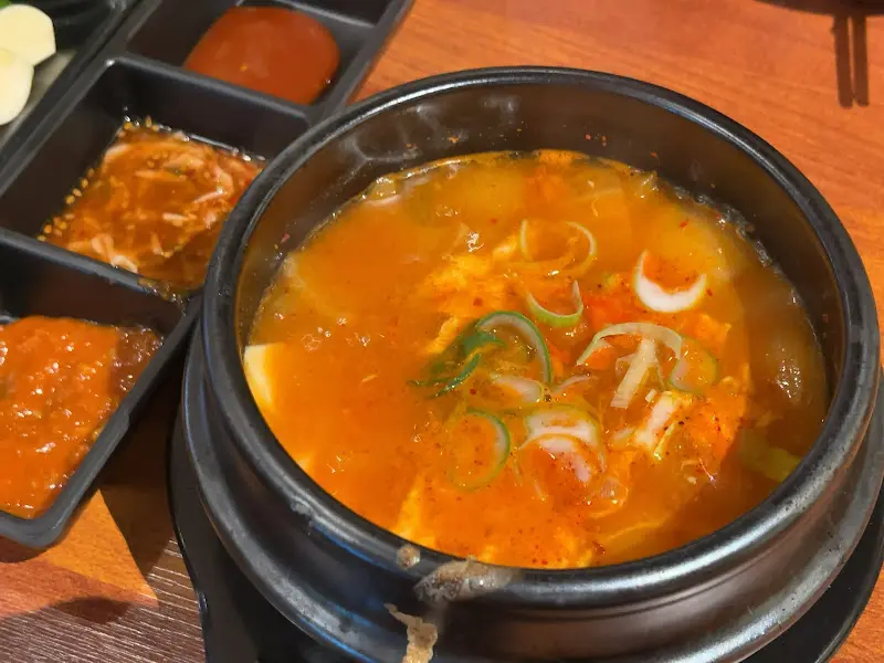 보글보글 끓는 순두부찌개