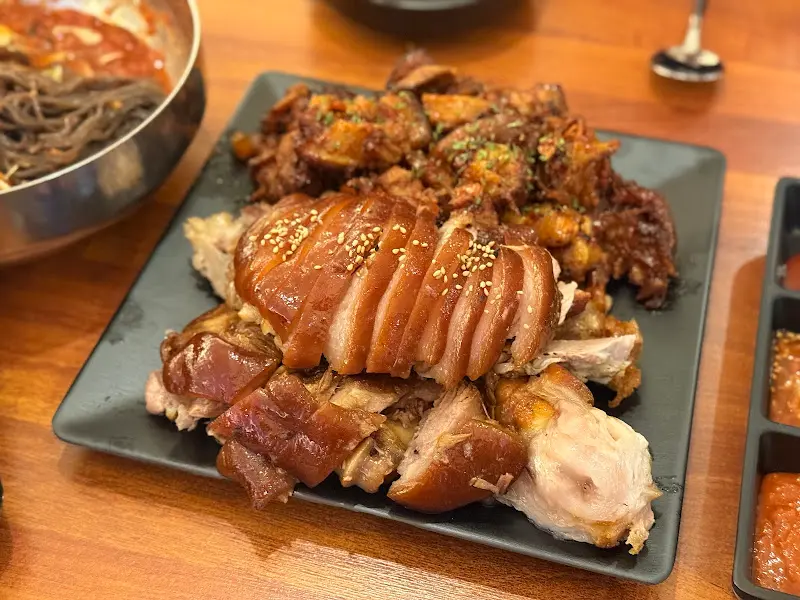 윤기가 흐르는 족발과 불족