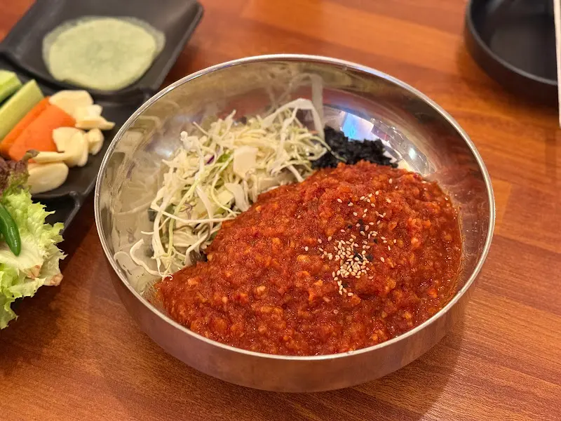 매콤한 양념이 듬뿍 올려진 막국수