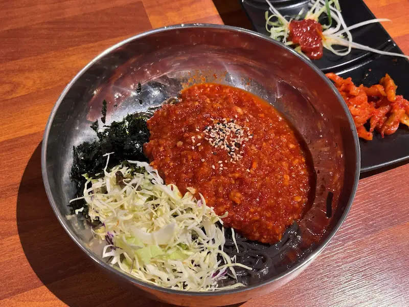 맛있게 비벼진 막국수