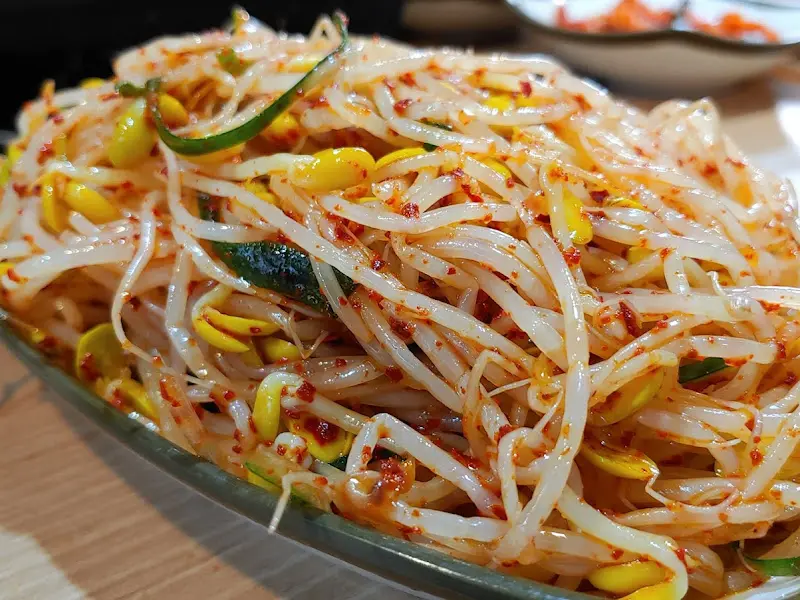 매콤하게 양념된 콩나물 무침