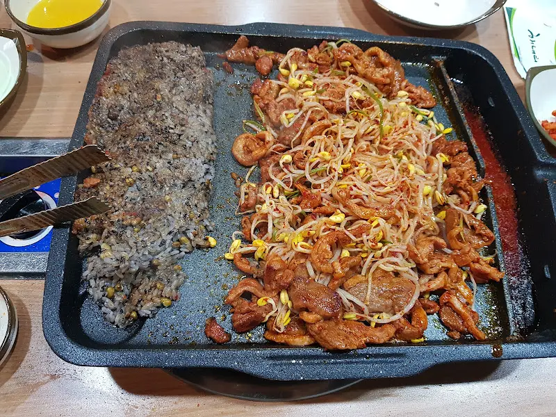 불판 위에서 익어가는 오리 주물럭과 찰밥