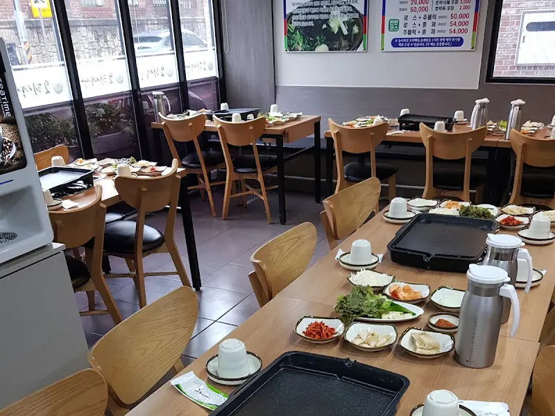 정갈하게 정돈된 식당 내부