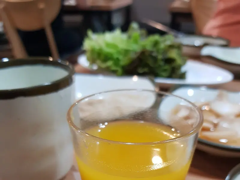 밑반찬으로 제공된 샐러드와 동치미