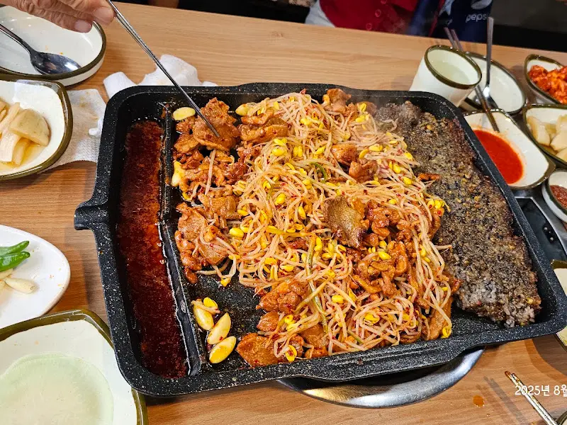 오리 주물럭과 찰밥을 함께 먹는 모습