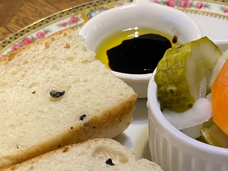 식전빵과 발사믹 오일