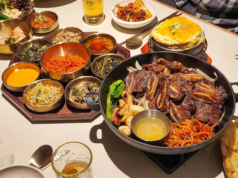 다채로운 반찬과 LA 꽃갈비 세트