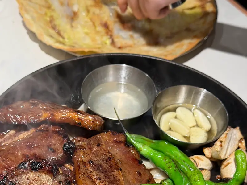 구워져 나오는 LA 꽃갈비