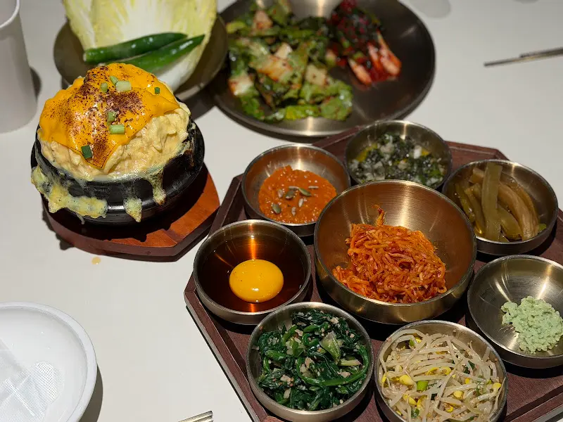 계란찜과 다양한 반찬들