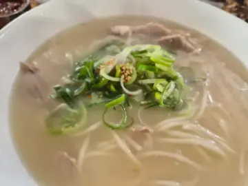 서귀포 향토의 풍미, 제주 한라국수에서 맛보는 고기국수 미식의 향연